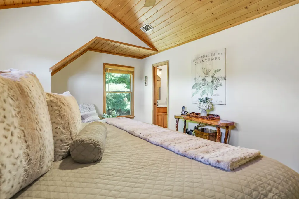 Primary bedroom sitting area